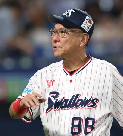 選手交代を告げ厳しい表情の池山監督（撮影・金田祐二）