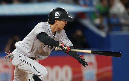 ７回、左前適時打を放つ鈴木大（撮影・金田祐二）
