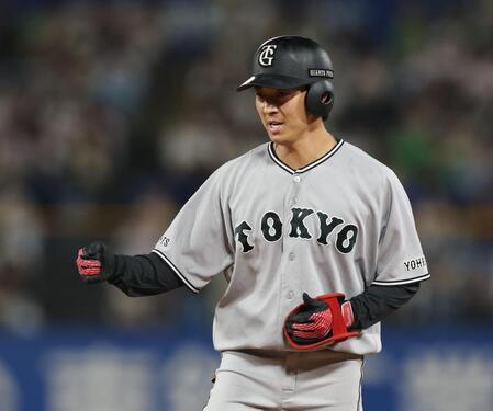 ７回、左前適時打を放ちガッツポーズの鈴木大（撮影・金田祐二）