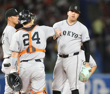 ７回、大城とグータッチし降板するマタ（撮影・金田祐二）