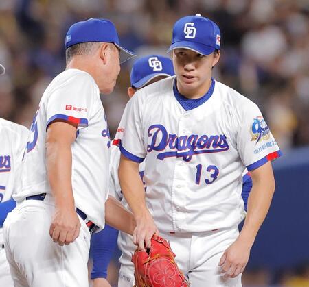 ８回、坂本に逆転２ランを浴び井上監督（左）に交代を告げられる橋本（撮影・西田忠信）