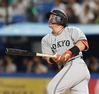　９回、左越えに勝ち越しソロを放つ甲斐（撮影・金田祐二）