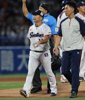 １回、トレーナーとベンチに戻る石川
