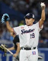 １回、マウンドで左肩を気にする石川
