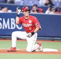 ３回、右前適時打を放ち、塁上でガッツポーズを見せる村林（撮影・中田匡峻）