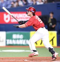 ３回、ライトへ２点適時二塁打を放つＹＧ安田（撮影・中田匡峻）