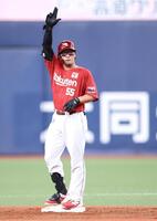 ３回、ライトへ２点適時打を放ち、ベンチに向かってポーズを決めるＹＧ安田（撮影・中田匡峻）