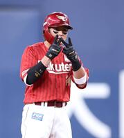 ３回、レフトへ適時二塁打を放ち、塁上でポーズを決める黒川（撮影・中田匡峻）
