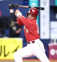 ３回、レフトへ適時二塁打を放つ黒川（撮影・中田匡峻）