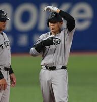 １回、先制適時二塁打を放ち喜ぶ佐々木（撮影・金田祐二）