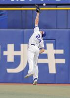 ６回、ボスラーは佐藤輝の右前打を処理できず（撮影・西田忠信）