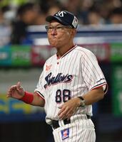 選手交代を告げ厳しい表情の池山監督（撮影・金田祐二）