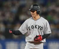 ７回、左前適時打を放ちガッツポーズの鈴木大（撮影・金田祐二）