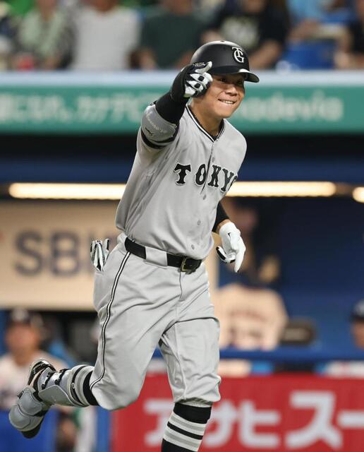 ６回、右中間にソロを放ち喜ぶ佐々木（撮影・金田祐二）