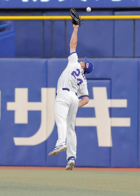 中日の右翼・ボスラーまさかの凡ミス
