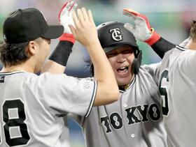 　９回、勝ち越しソロを放ち喜ぶ甲斐（撮影・金田祐二）