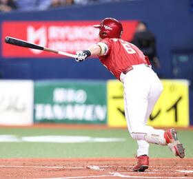 ３回、右前適時打を放つ村林（撮影・中田匡峻）