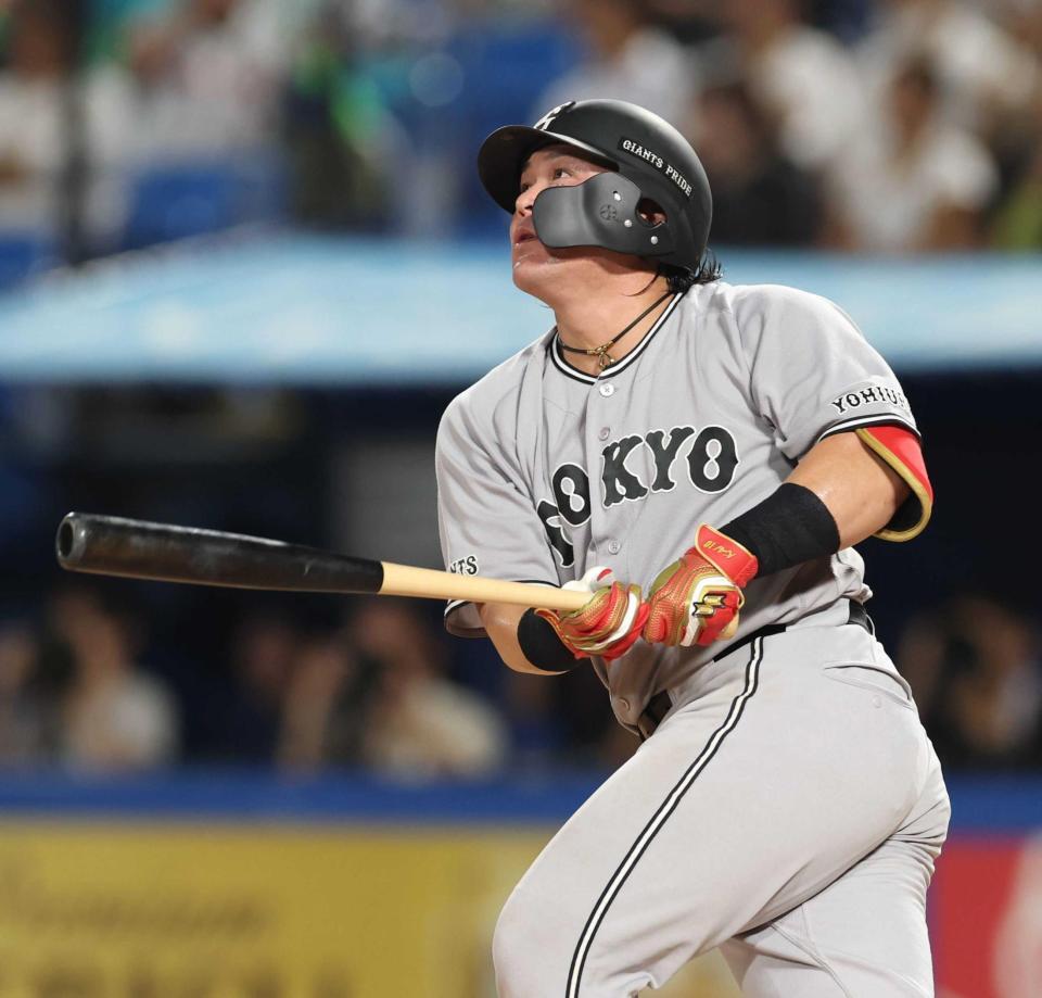 　９回、左越えに勝ち越しソロを放つ甲斐（撮影・金田祐二）