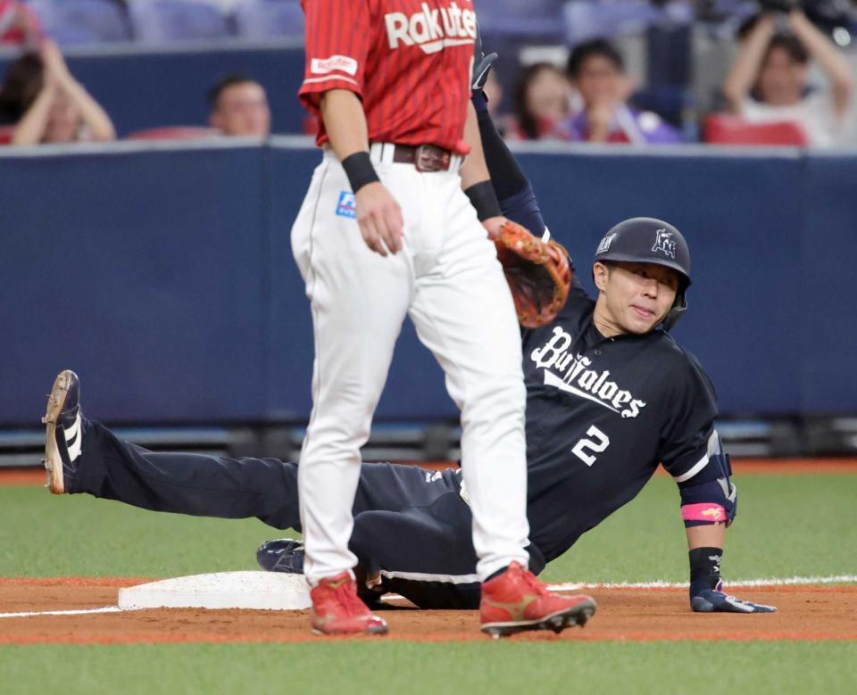 　８回、若月は勝ち越しとなる適時三塁打を放つ（撮影・坂部計介）