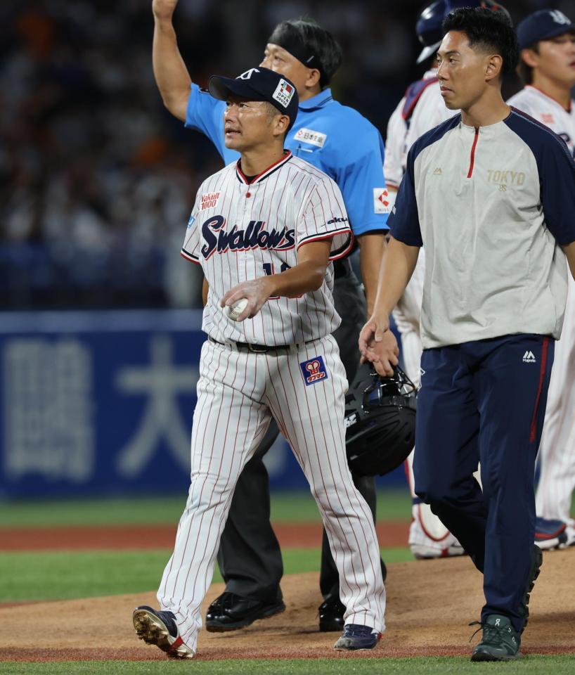 １回、トレーナーとベンチに戻る石川