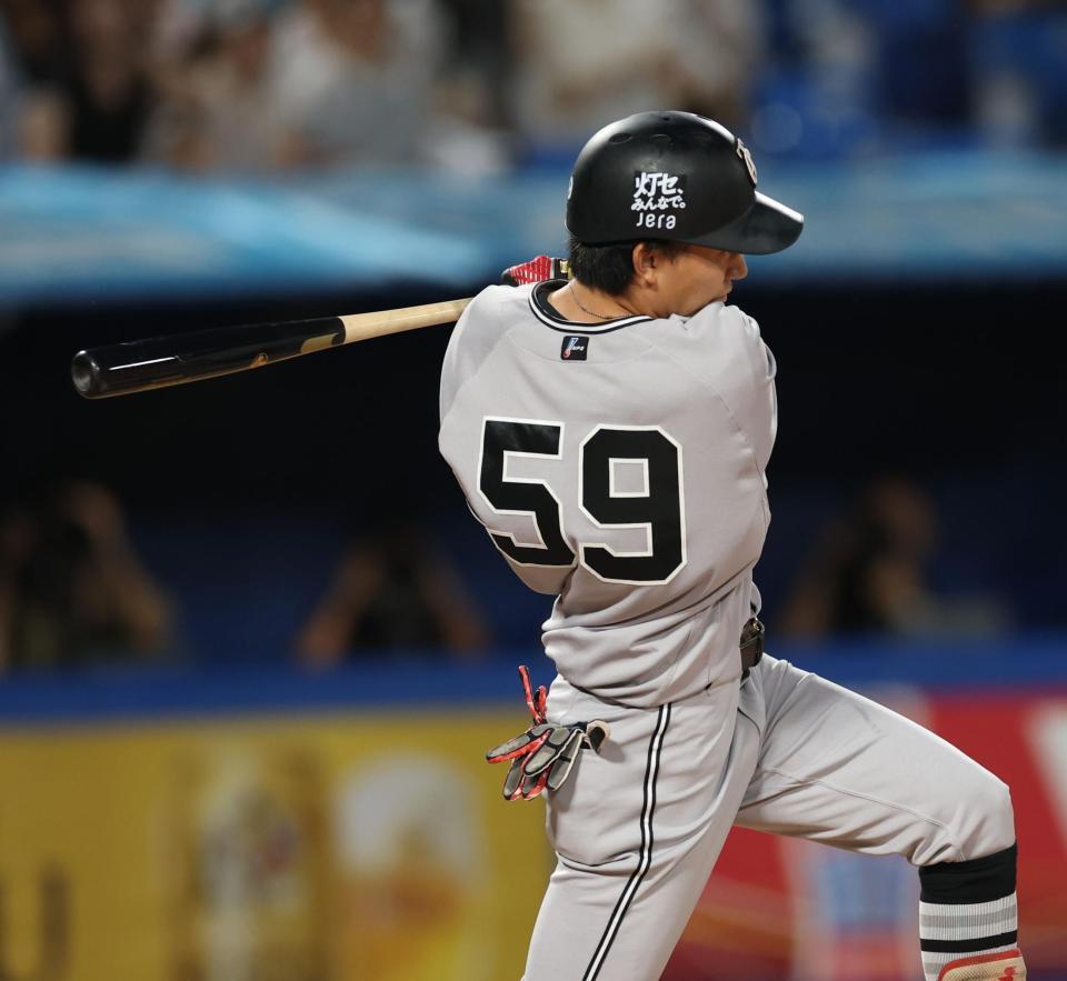 １回、左前に２点適時二塁打を放つ鈴木大（撮影・金田祐二）