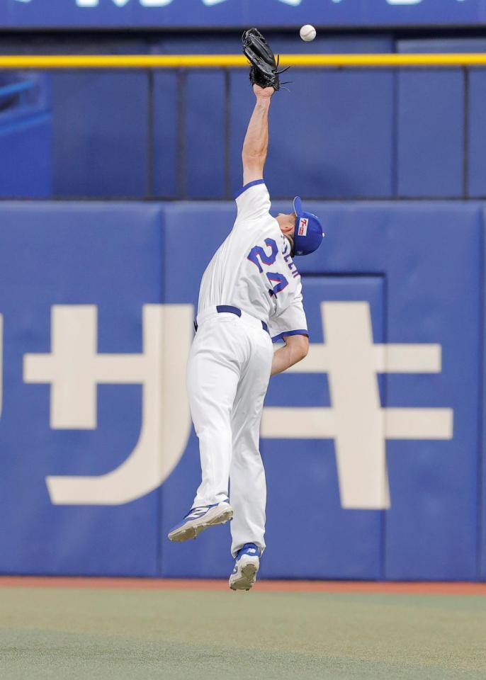 ６回、ボスラーは佐藤輝の右前打を処理できず（撮影・西田忠信）