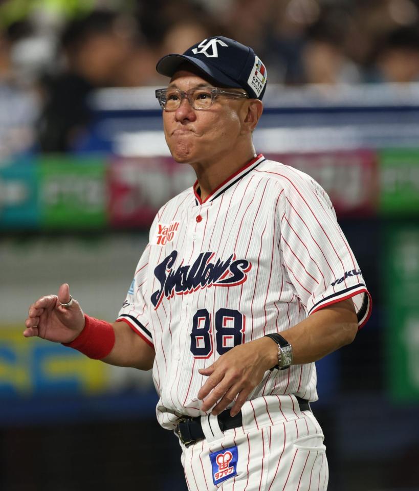選手交代を告げ厳しい表情の池山監督（撮影・金田祐二）
