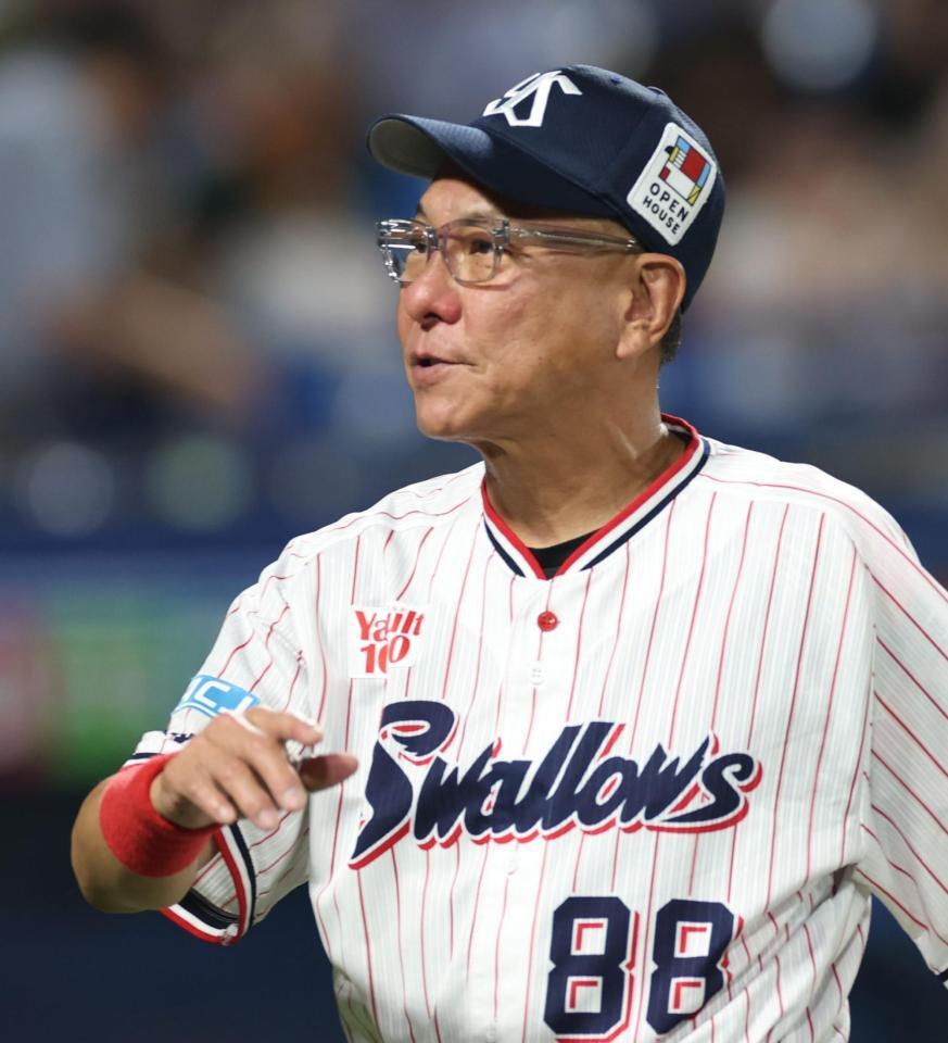 選手交代を告げ厳しい表情の池山監督（撮影・金田祐二）