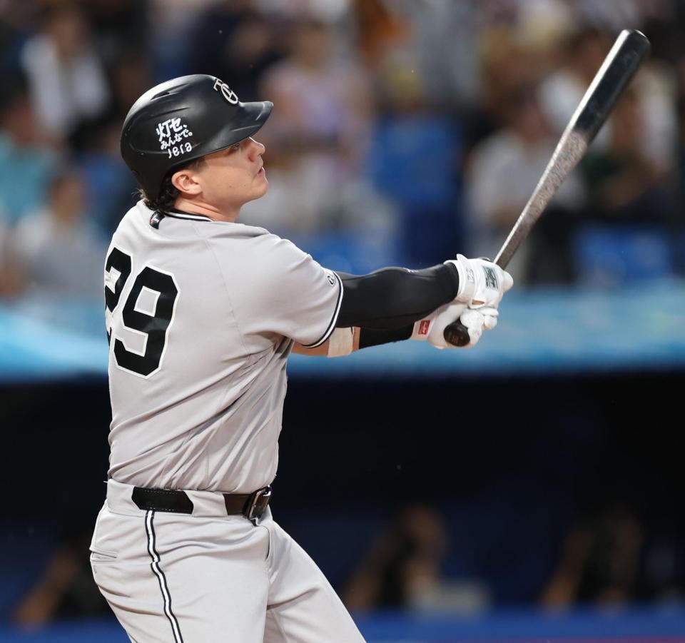 １回、右越え２ランを放つダルベック（撮影・金田祐二）