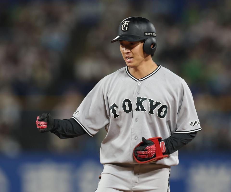 ７回、左前適時打を放ちガッツポーズの鈴木大（撮影・金田祐二）