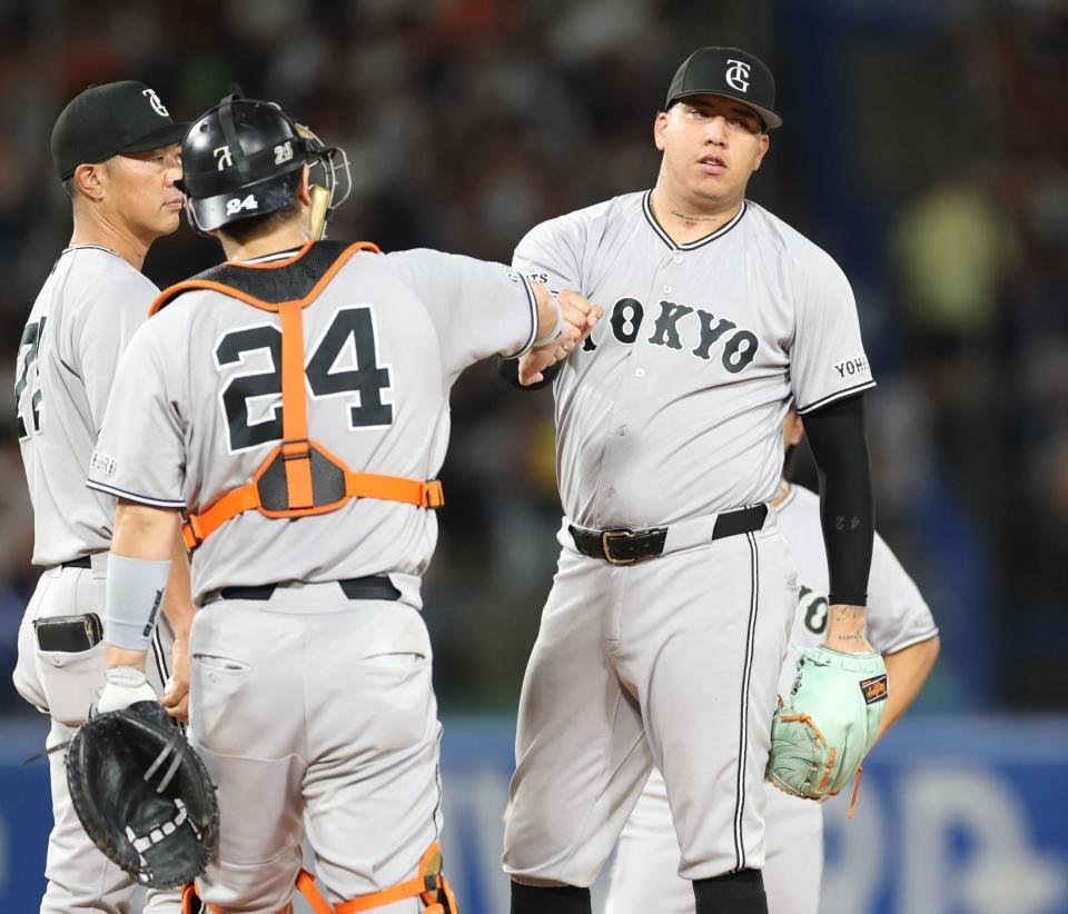 ７回、大城とグータッチし降板するマタ（撮影・金田祐二）