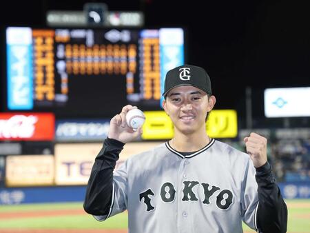 　プロ初安打の記念球を手に笑顔の鈴木大（撮影・金田祐二）