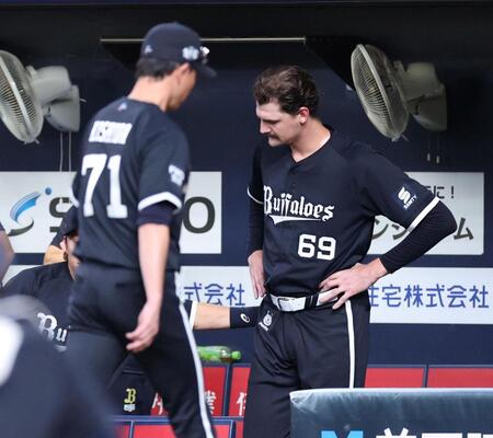 ３回途中で岸田監督（左）から降板を告げられ、肩を落とすジェリー（撮影・中田匡峻）