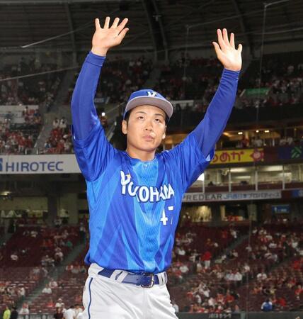 　ファンの声援に応える片山（撮影・北村雅宏）