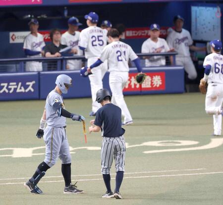 ７回、遊飛に打ち取られ折れたバットを手渡す佐藤輝（撮影・立川洋一郎）