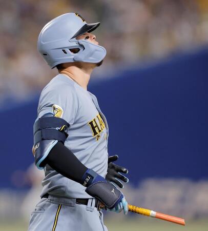 ７回、遊飛に倒れた佐藤輝（撮影・西田忠信）