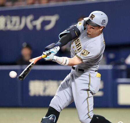 １回、適時打を放つ佐藤輝（撮影・田中太一）