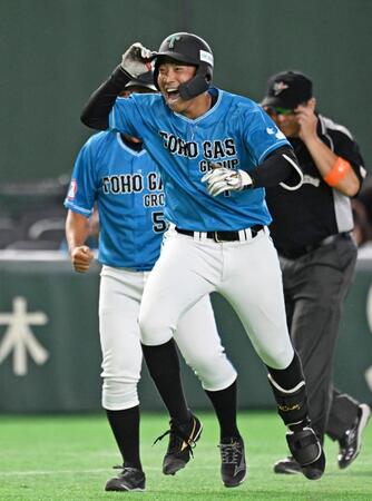 ９回裏、逆転サヨナラ満塁本塁打を放ち、笑顔で本塁に向かう東邦ガスの代打宮崎＝２７日