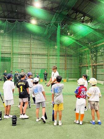 野球教室で子どもたちを前に実演指導する糸井氏※株式会社海漸提供