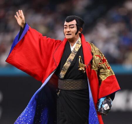 ファーストピッチセレモニーに登場した片岡愛之助（撮影・中島達哉）