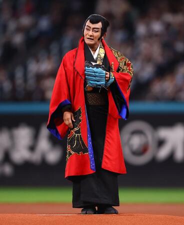 ファーストピッチセレモニーに登場した片岡愛之助（撮影・中島達哉）