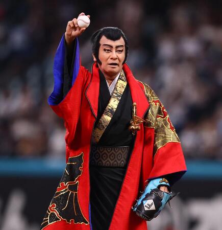 ファーストピッチセレモニーに登場した片岡愛之助（撮影・中島達哉）