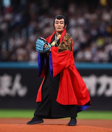 ファーストピッチセレモニーで投球する片岡愛之助（撮影・中島達哉）