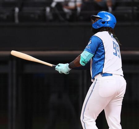 ３回、勝ち越し３ランを放つレイエス（撮影・中島達哉）