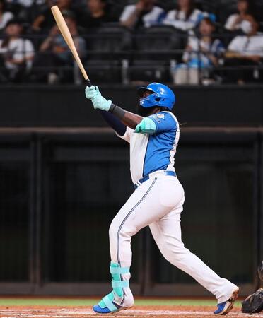 ３回、勝ち越し３ランを放つレイエス（撮影・中島達哉）
