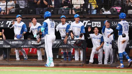 ５回、２打席連発の２ランを放ったレイエス（９９）を迎える日本ハムナイン（撮影・中島達哉）