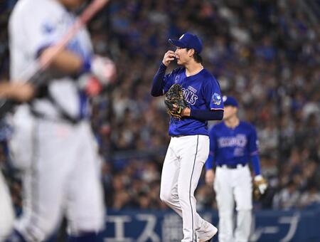 ７回、筒香（左手前）に四球を与えた高橋宏（撮影・開出牧）