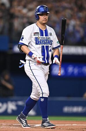 ７回、四球を選んで出塁する筒香（撮影・開出牧）