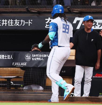 ５回、２ランを放ったレイエス迎える日本ハム・新庄剛志監督（左）＝撮影・中島達哉