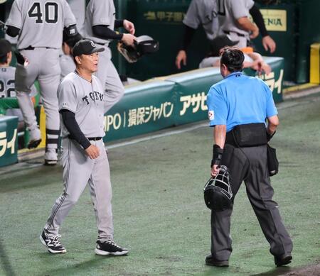 ７回、投手交代を告げに向かう橋上監督代行（撮影・山口登）